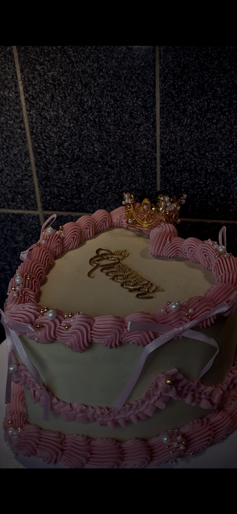 Roze taart met kroon, parels en linten